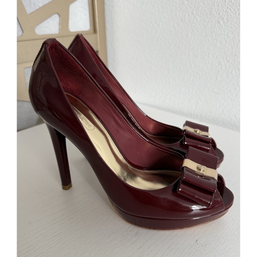 COACH STARLA Patent Leather Peep Toe Pumps Shoes Heels Bows Size 6 B Gold Logo